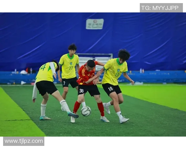 足球明星与幼儿亲密互动精彩瞬间尽在镜头之中