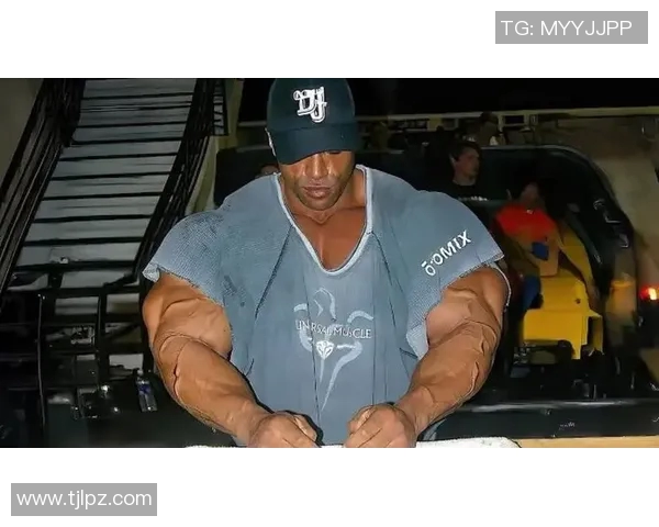 足球明星满背黑豹展现力量与激情的完美结合